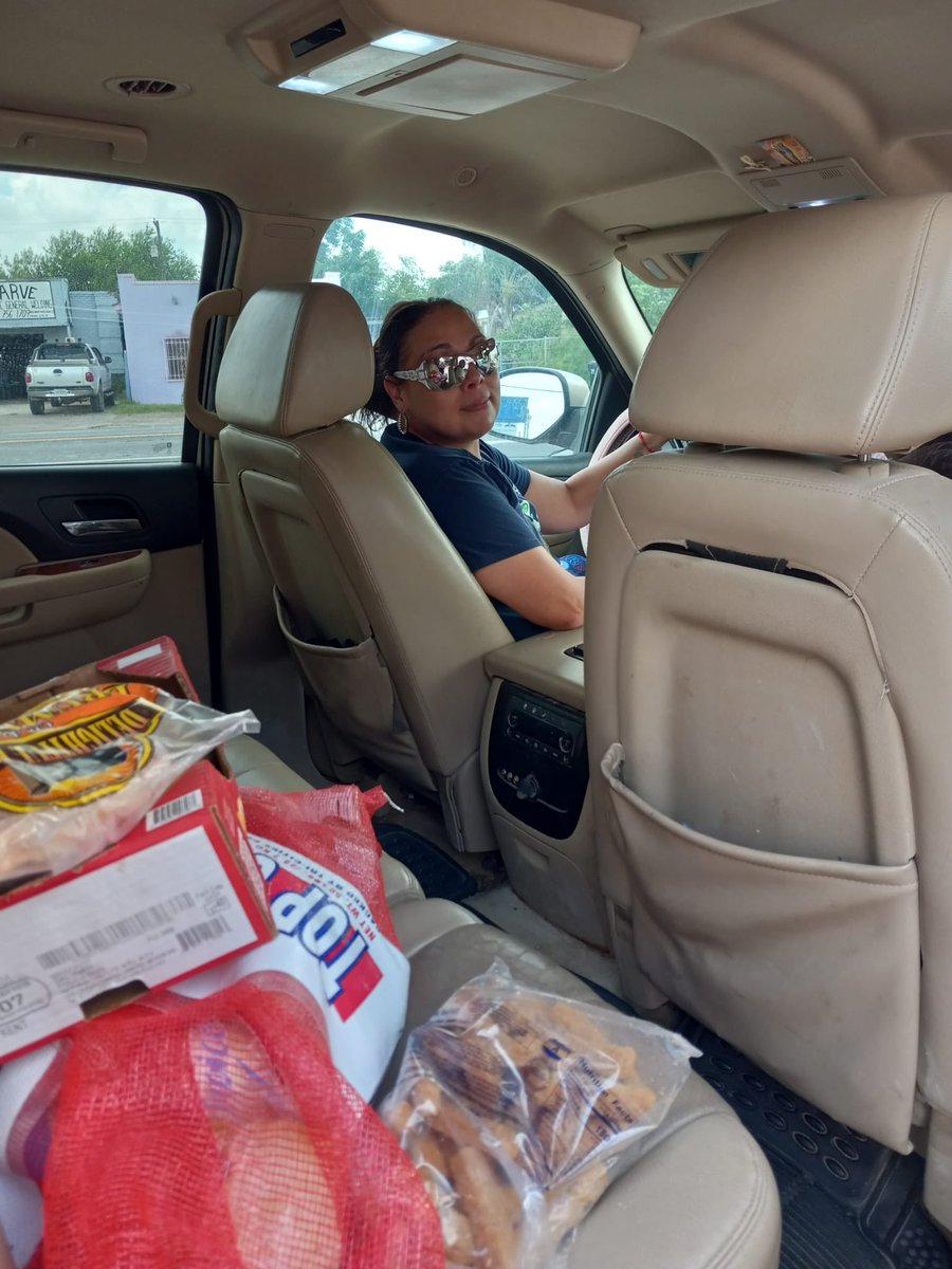 TheImmCoalition's tweet image. Amazing time providing boxes of food to hundreds of immigrants living in poverty at the Southern Border. 🙌
The food we provide means so much to these beautiful people. 🙏🏽