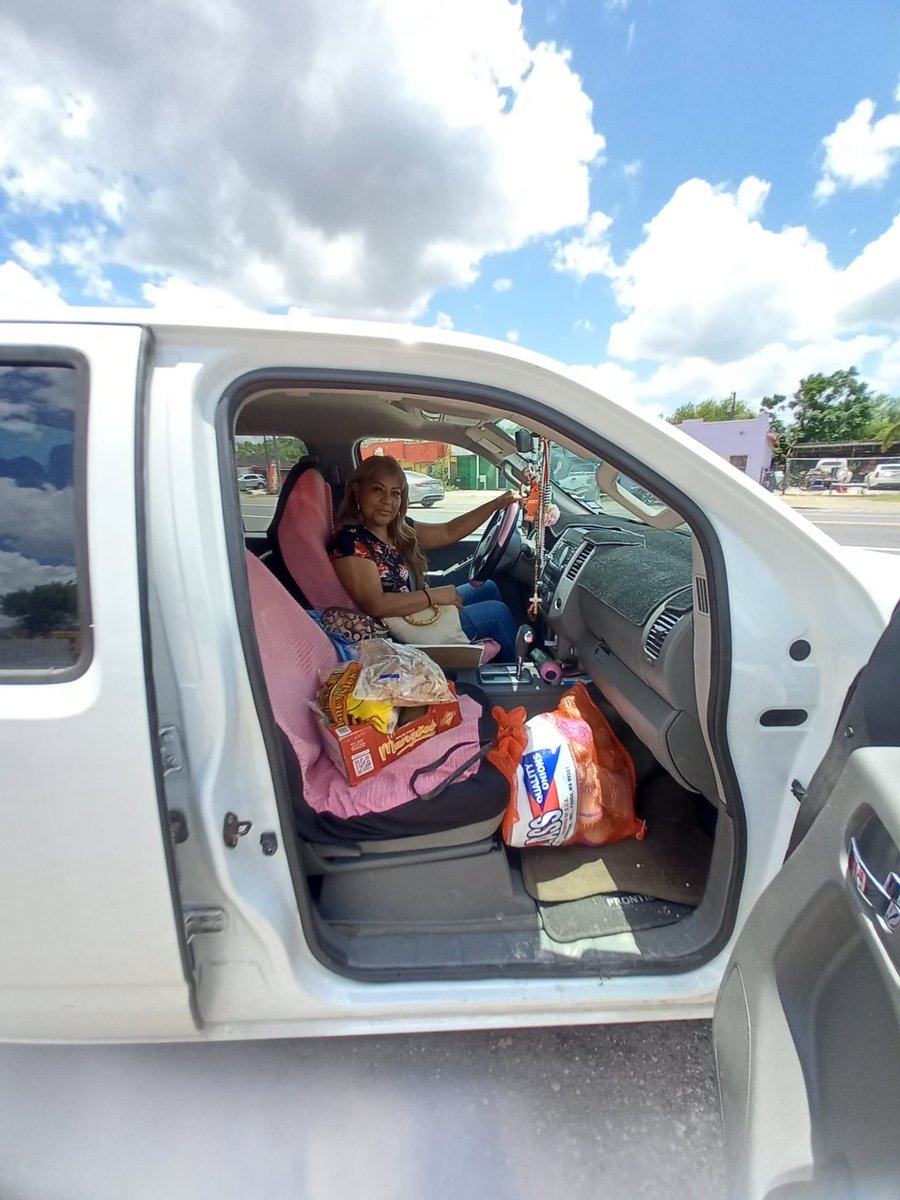 TheImmCoalition's tweet image. Amazing time providing boxes of food to hundreds of immigrants living in poverty at the Southern Border. 🙌
The food we provide means so much to these beautiful people. 🙏🏽