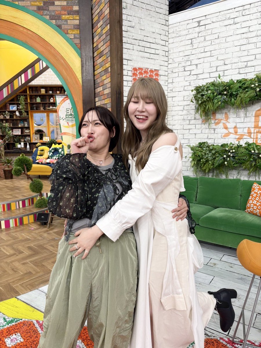 ka__lgm's tweet image. 昨日はまず、音楽の日の本番前に
王様のブランチに生出演させてもらった所から始まりました!!
れいちゃんこと、丸山礼ぴょんに会えて
嬉しかった☺️☺️☺️🤍💫✨ラブ
#王様のブランチ
#丸山礼
#れいちゃんのお衣装とメイク可愛かった