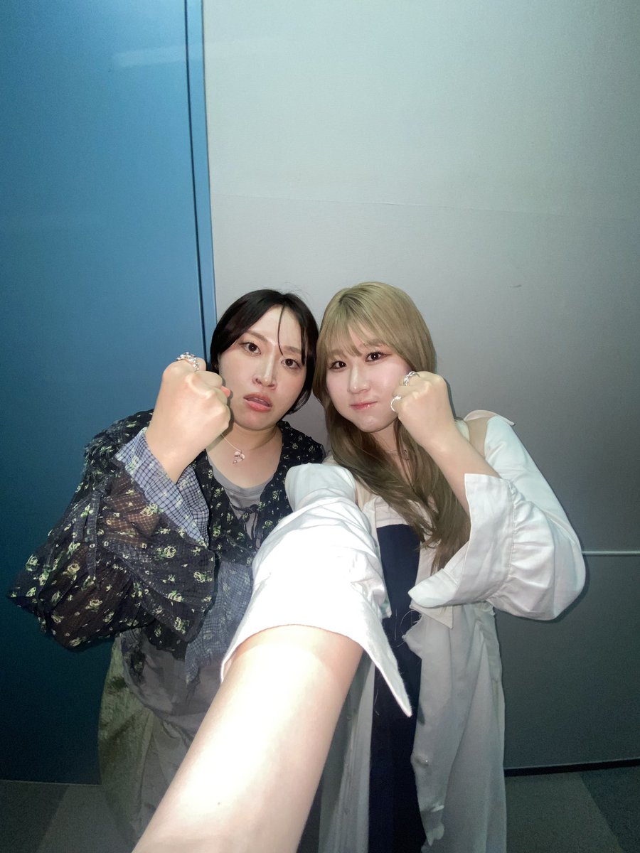 ka__lgm's tweet image. 昨日はまず、音楽の日の本番前に
王様のブランチに生出演させてもらった所から始まりました!!
れいちゃんこと、丸山礼ぴょんに会えて
嬉しかった☺️☺️☺️🤍💫✨ラブ
#王様のブランチ
#丸山礼
#れいちゃんのお衣装とメイク可愛かった