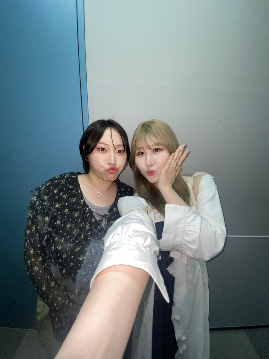 ka__lgm's tweet image. 昨日はまず、音楽の日の本番前に
王様のブランチに生出演させてもらった所から始まりました!!
れいちゃんこと、丸山礼ぴょんに会えて
嬉しかった☺️☺️☺️🤍💫✨ラブ
#王様のブランチ
#丸山礼
#れいちゃんのお衣装とメイク可愛かった