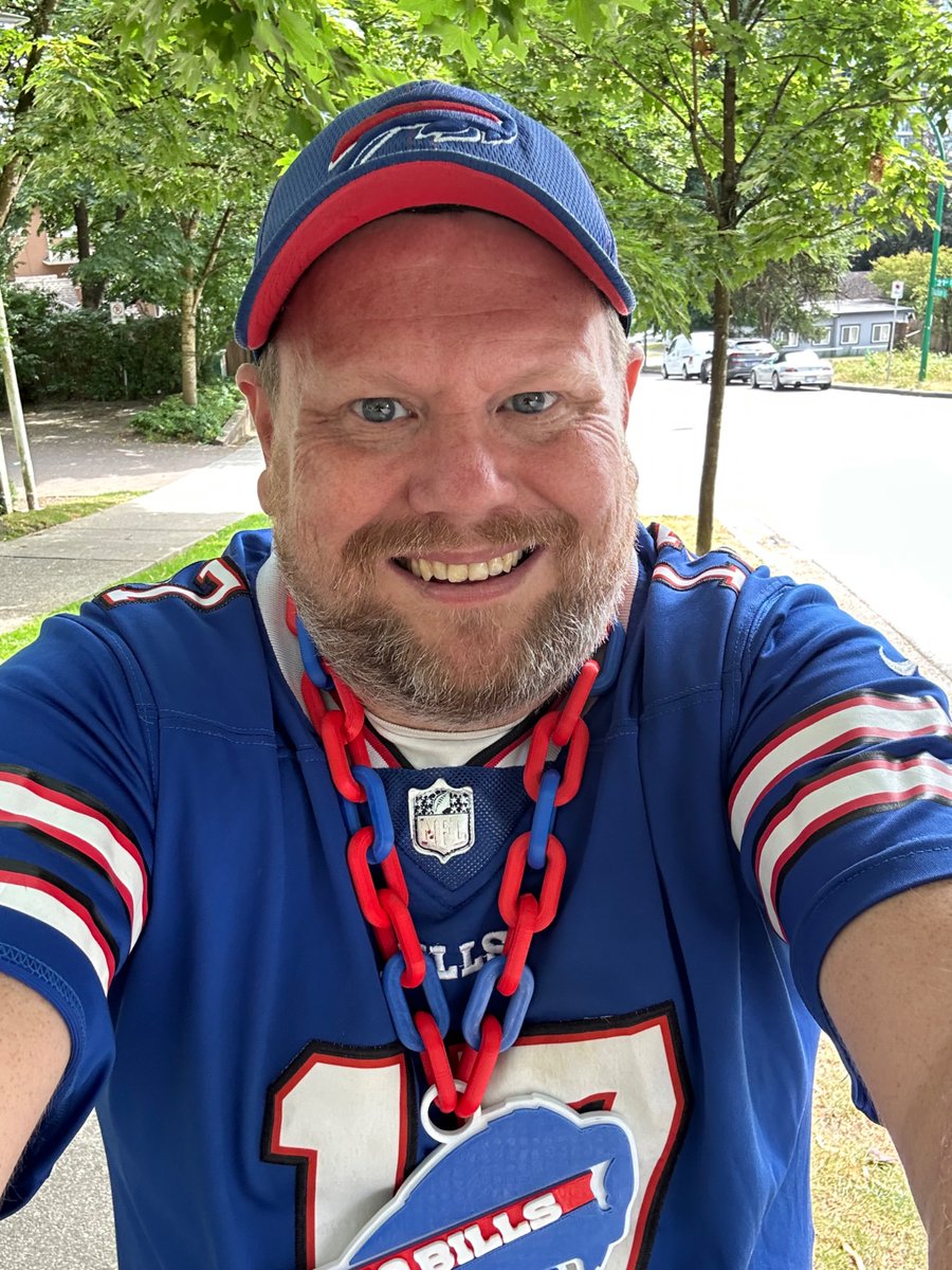 The only way to dress for a <a href="/bclions/">BC LIONS</a> home game! Go Canadian Lions….and #goBills <a href="/BillsBackersYVR/">Vancouver Bills Backers 🇨🇦</a>
