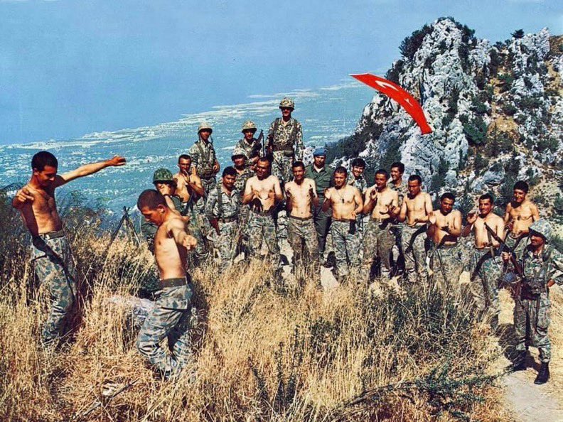 Beşparmak dağlarını Rumlardan aldıktan sonra zeybek oynayan Türk komandoları. Temmuz 1974.

Kıbrıs Barış Harekatının 51. Yıldönümü Kutlu Olsun.