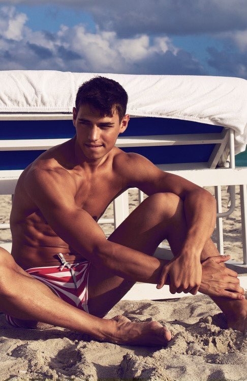 #hombresconestilo que no solo deslumbran con su cuerpo, sino que hacen latir corazones con esa mirada imposible de olvidar... 😏🔥 #AtracciónPura #GayVibes

#ChicosDeLaRed  😋
Follow me 👉 instagram.com/chicosdelared/