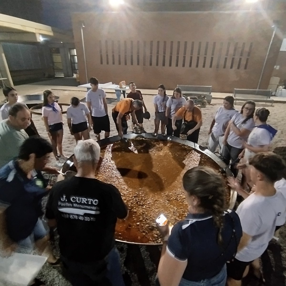 🍲 Sopar de l’estofat de bou… boníssim, com sempre!  
Un clàssic que no falla mai i fa festa gran a taula!

🎶 Amenitzat amb molt de ritme pel @grupmusicalsucdanguila

#somdeJesús