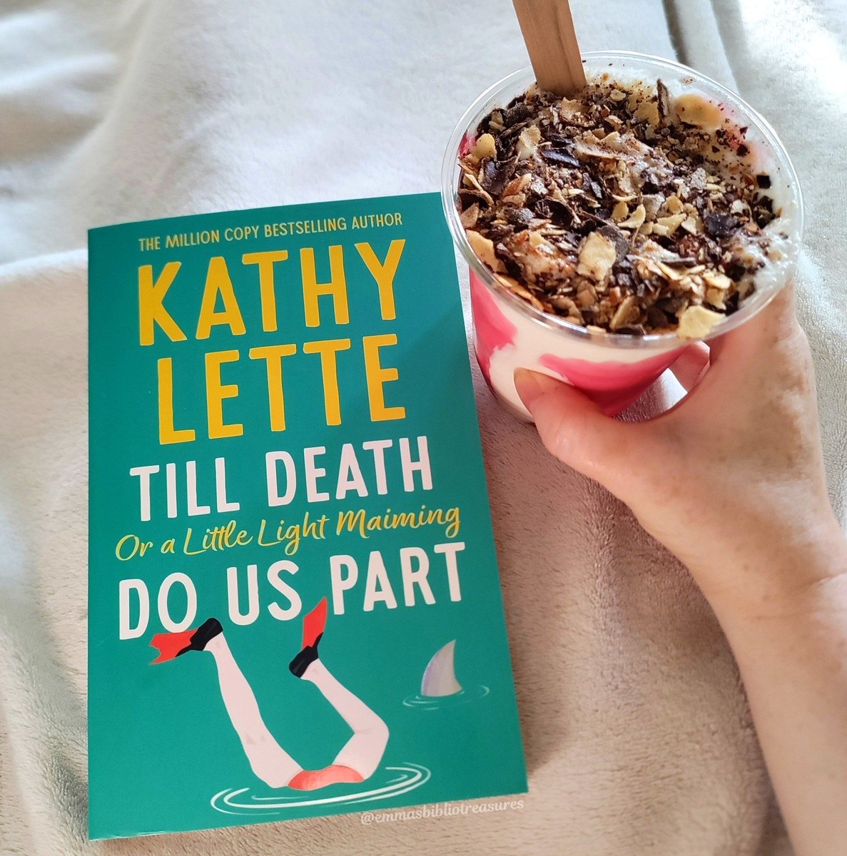 Bibliotreasures's tweet image. Here's my review for the hilarious and raunchy #TillDeathoraLittleLightMaimingDoUsPart
emmasbibliotreasures.com/2025/07/19/squ…
@Squadpod3 @HoZ_Books
#BookReview #BookTwitter