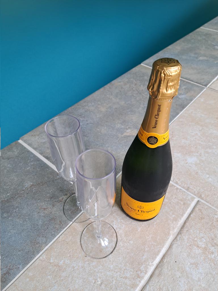 Tracy Rees (@authortracyrees) on Twitter photo Wonderful afternoon in pretty Ross-on-Wye, including a visit to <a href="/RossiterBooks/">Rossiter Books</a> where, yes, I bought a book. And then bubbly in the swimming pool. A truly relaxing weekend #WeekendVibes #Saturday #friends #books Wonderful afternoon in pretty Ross-on-Wye, including a visit to <a href="/RossiterBooks/">Rossiter Books</a> where, yes, I bought a book. And then bubbly in the swimming pool. A truly relaxing weekend #WeekendVibes #Saturday #friends #books
