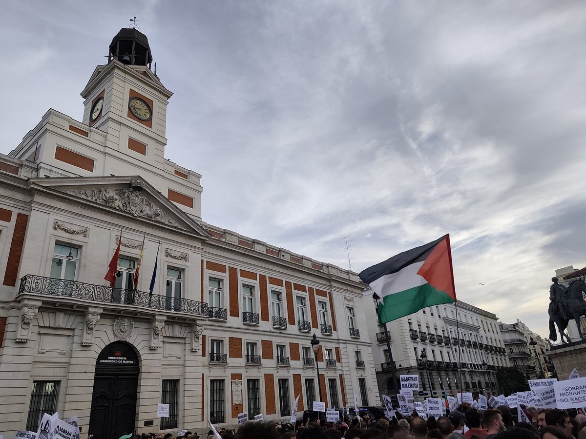 CGTGulla's tweet image. Antifascismo, es simple, es la unión de lo humano, de lo sensible, sobre aquello que nos convierte en monstruos que se empeñan en devolver la oscuridad al mundo desde la violencia y los peores valores inimaginables. Nos tendrán en frente siempre, con pie firme.