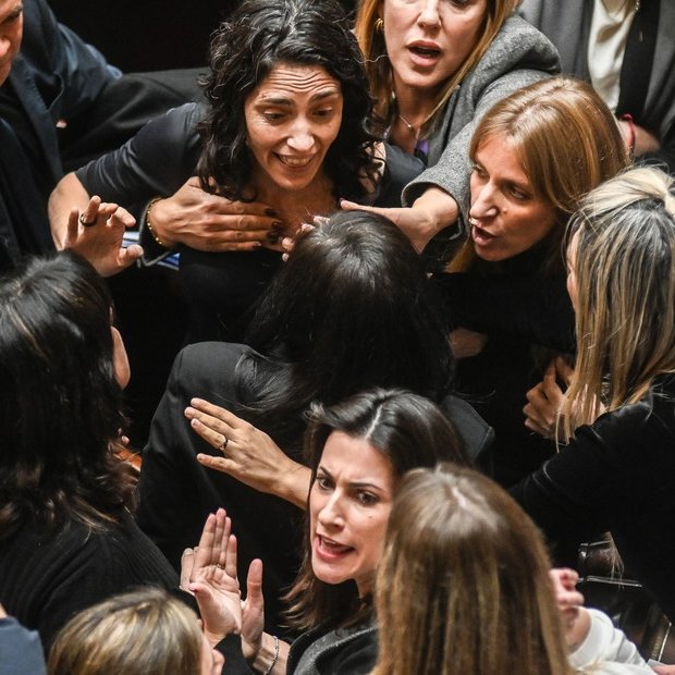 LOS DIPUTADOS PASAN HASTA UN 85% DEL TIEMPO DISCUTIENDO CUESTIONES DE PRIVILEGIO Y NO PROYECTOS

Un informe de Colossus Lab sobre "la ineficiencia del Congreso" reveló que entre 70% y 85% del tiempo de las sesiones en Diputados durante 2024 y 2025 se destinó a homenajes,