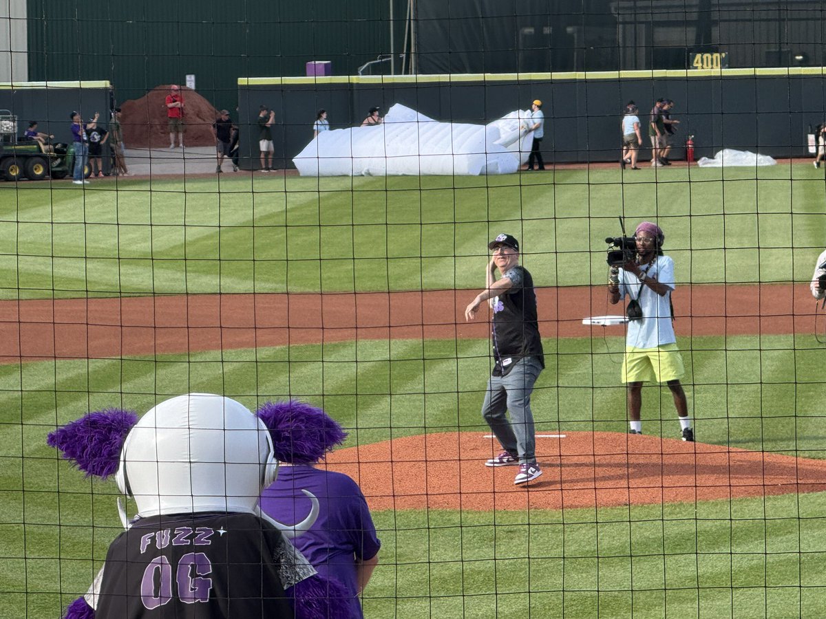 talkerie's tweet image. John Oliver of @LastWeekTonight throws out the first pitch at the #Erie Moon Mammoths game at UPMC Park
#ErieLive