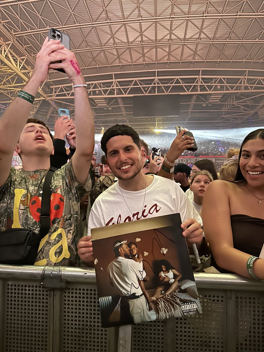 pgLangUpdates's tweet image. Kendrick Lamar finally got to sign his best album at the Grand National Tour in Wales 🙂