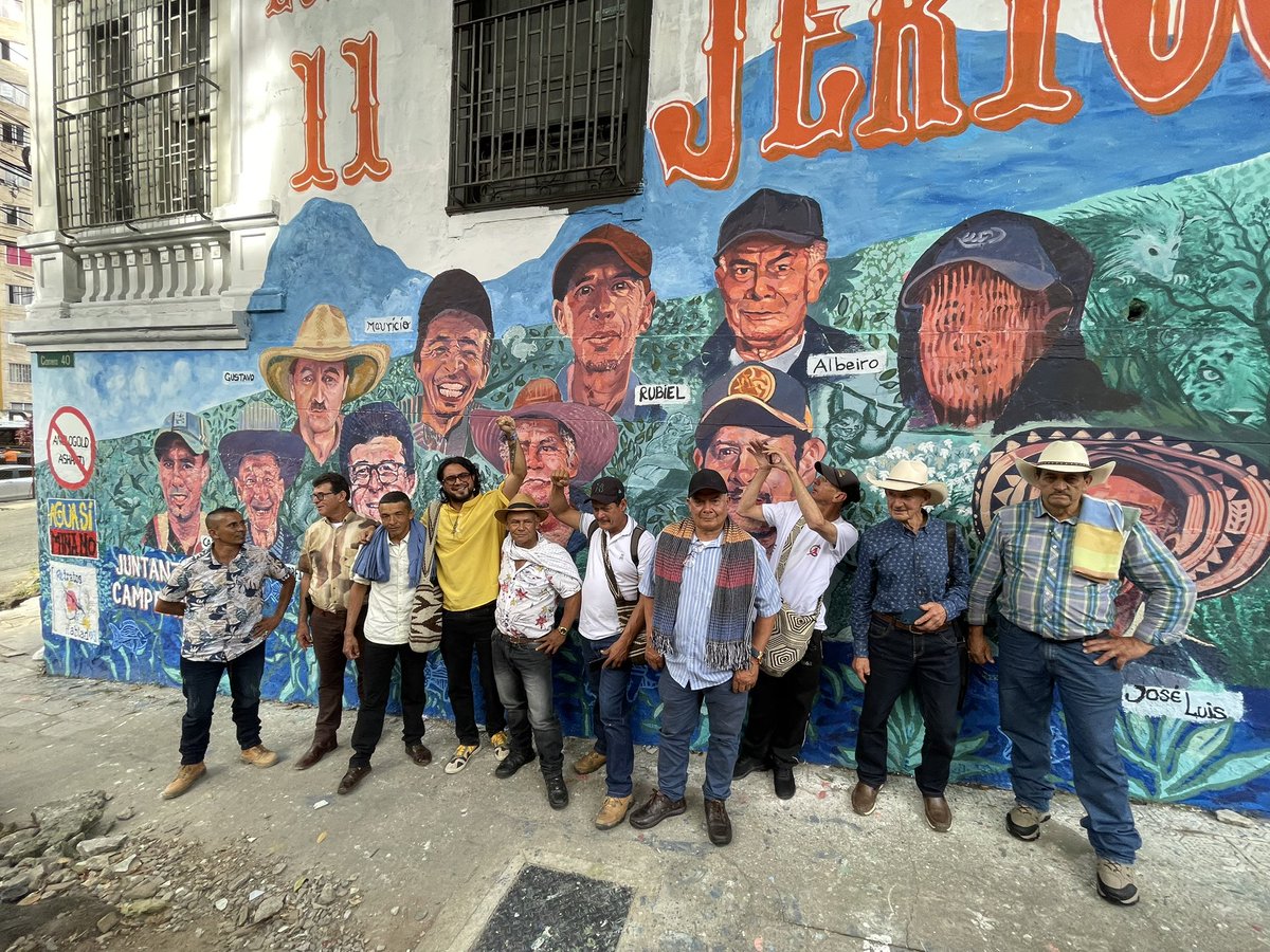juandavidmuoz22's tweet image. Hoy visitando el mural que artistas de Medellín realizaron en homenaje a los #11DeJericó ✊🏽
#EstoyConLos11DeJericó #Medellin #RetratosHablados #SiAlaVida @Linavelasqueze @LeonFredyM @LenAmazonas @petrogustavo @MCarvajalinoV @susanamuhamad