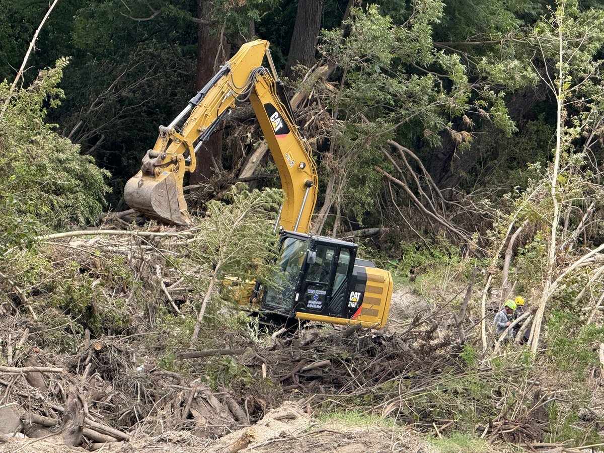 mullerrex1's tweet image. Pickin debris piles. This is slow and tedious. Shout out to my old outfit Texas A&M Forestry. #HillCountryStrong