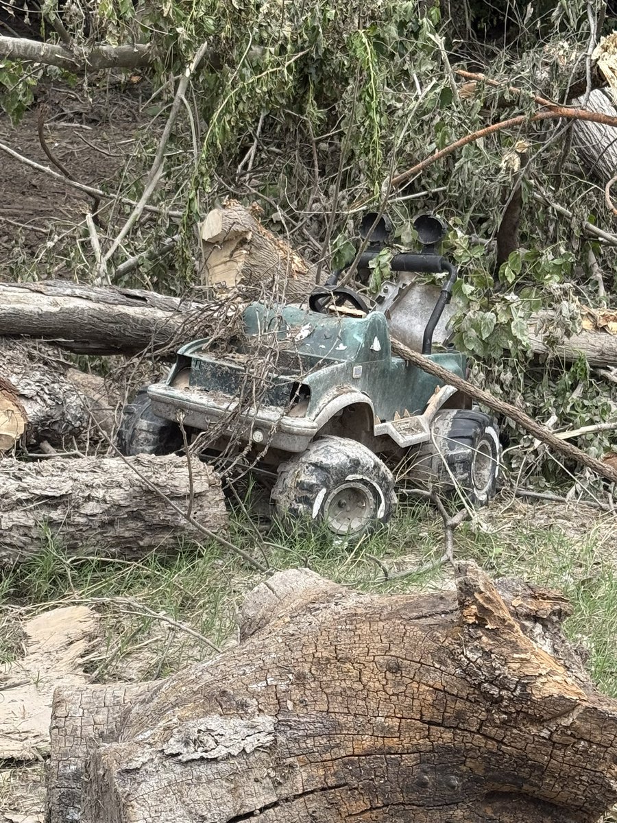 mullerrex1's tweet image. Pickin debris piles. This is slow and tedious. Shout out to my old outfit Texas A&M Forestry. #HillCountryStrong