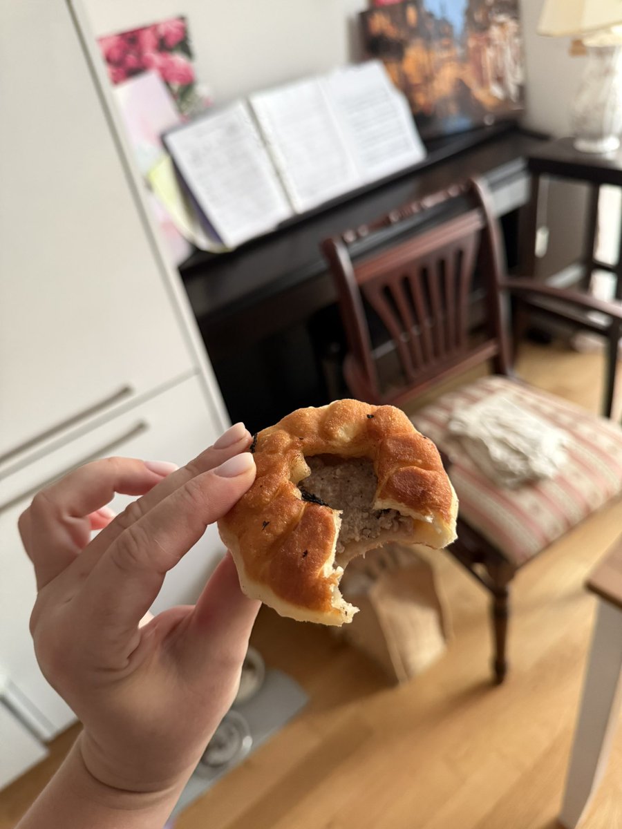 Господа, я довела мамин беляш вдалеке от мамы до его маминого идеала. Ем и плачу. 

Ура, сраное пирожковое тесто, я тебя одолела! Мне больше ничего не страшно!