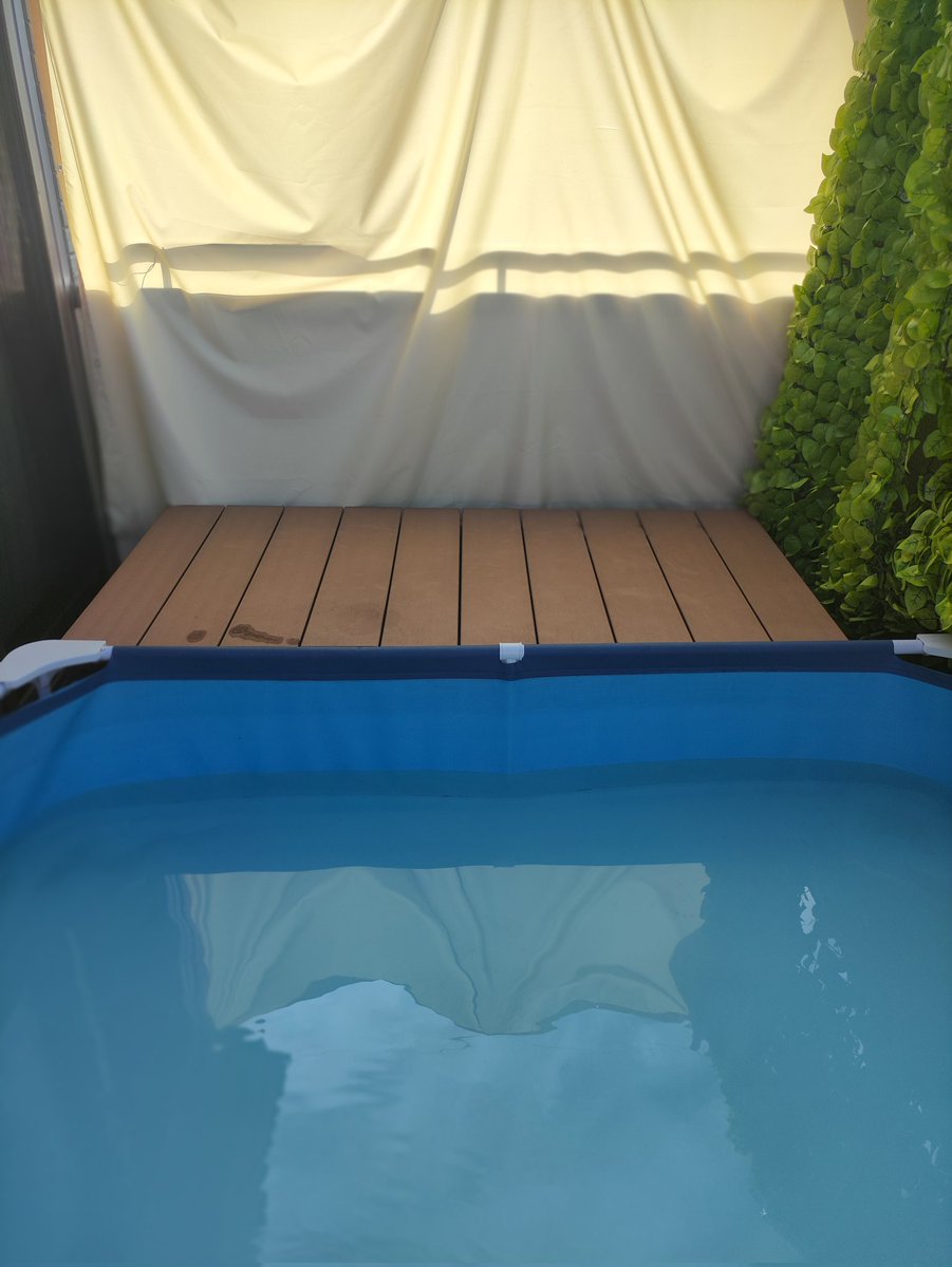 プールスタジオオーナーの朝は早い。
プールの不純物の清掃、消毒、水量調整、、、やることが多いのだ。
それでもお客さまが気持ちよくプールを使用できるようにやるのである。
プール利用があると嬉しい。

なのでいっぱい使ってくださいー！
明日21、27
8月2.3.23はまだ空いてますよー