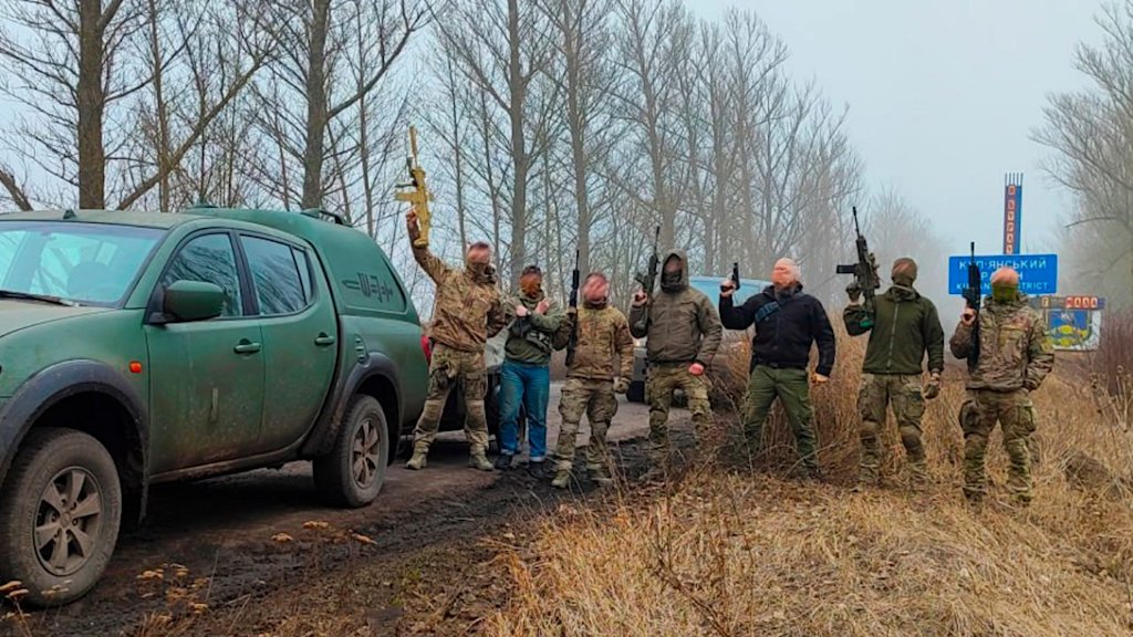 Selenskyj setzt auf das Elend südländischer Slums. Söldner aus Kolumbien und Brasilien beteiligen sich an Kämpfen in der Region Sumy. Manche Freiwillige bekommen noch nicht einmal richtige Uniformen (siehe Foto).

Söldner aus Brasilien und Kolumbien, die Verträge mit der 47.