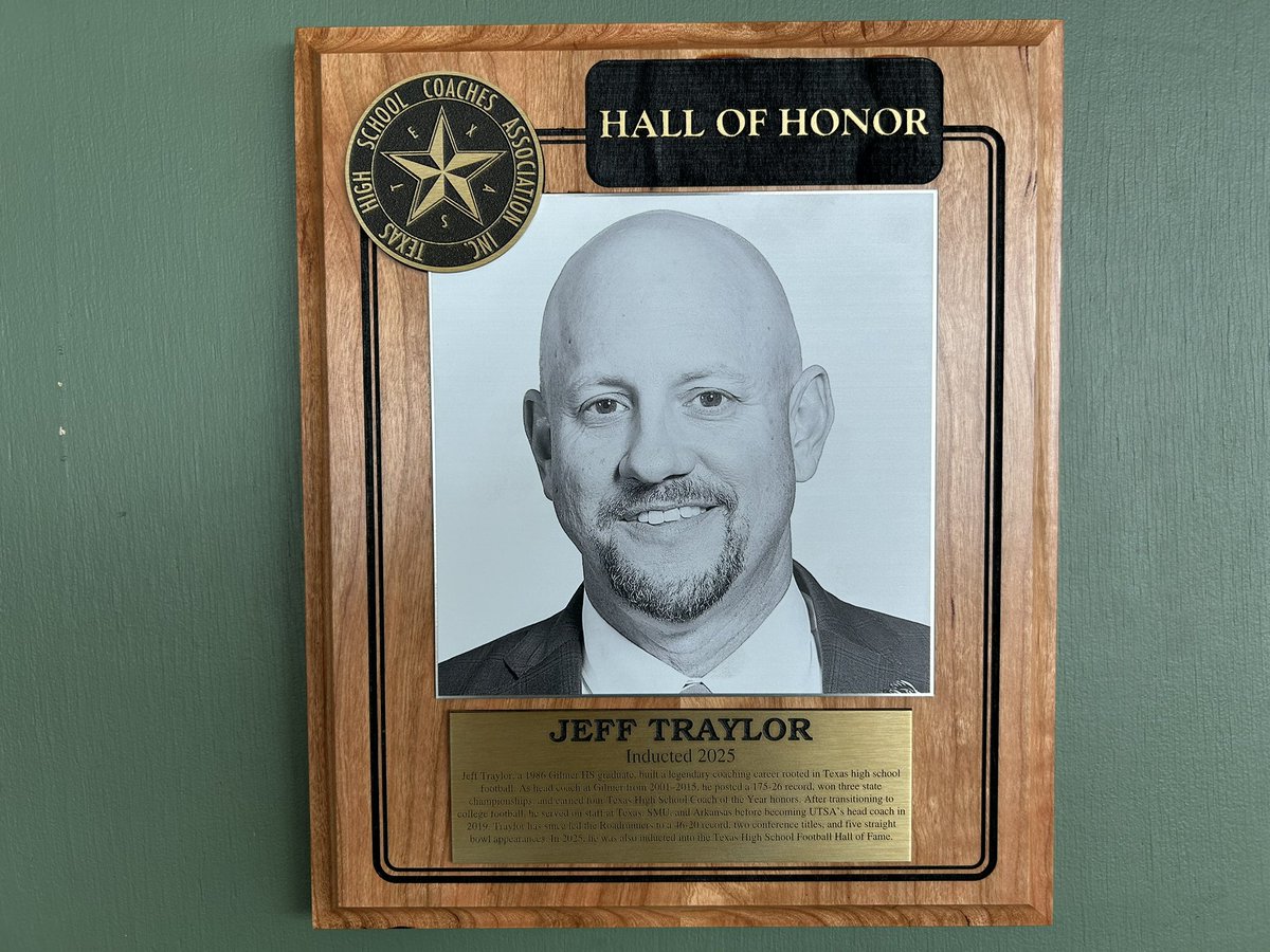VVinzetta's tweet image. Add another to the resume for @CoachTraylor! Headed into the @THSCAcoaches Hall Of Honor tonight in downtown San Antonio! @GilmerBuckeyeFB @UTSAFTBL @KENS5 #BirdsUp