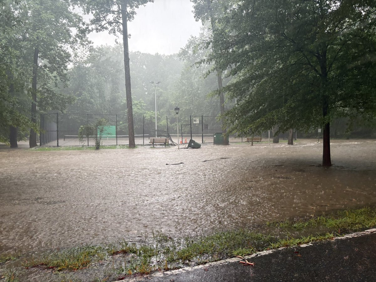 ParkPolice's tweet image. Several Sections of Beach Drive and Sligo Creek Parkway are currently being closed due to flooded roads. We will advise specific sections shortly.
Turn around don’t drown.