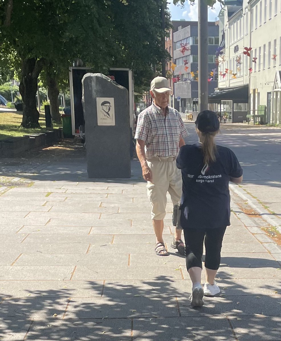 IdaChristinG's tweet image. Norgesdemokratene hadde Stand i gågata i Moss i dag. Ekstremt varmt så glad vi fant plass i skyggen, ved siden av kirka 😊 litt sent på dagen og mye folk på stranda, men ble delt ut en god del brosjyrer likevel, flere stoppet og pratet lenge. Vi må nok ut mer for det virket som…