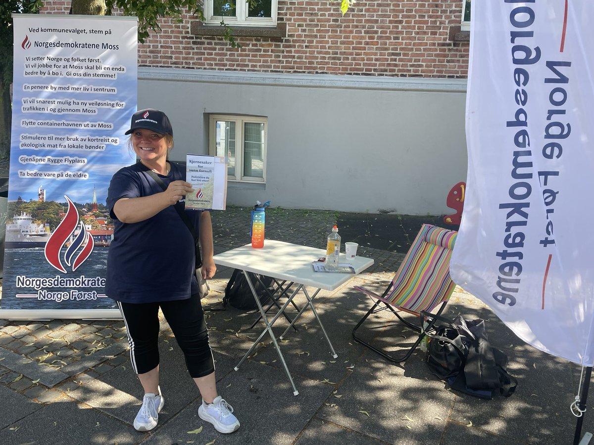 IdaChristinG's tweet image. Norgesdemokratene hadde Stand i gågata i Moss i dag. Ekstremt varmt så glad vi fant plass i skyggen, ved siden av kirka 😊 litt sent på dagen og mye folk på stranda, men ble delt ut en god del brosjyrer likevel, flere stoppet og pratet lenge. Vi må nok ut mer for det virket som…