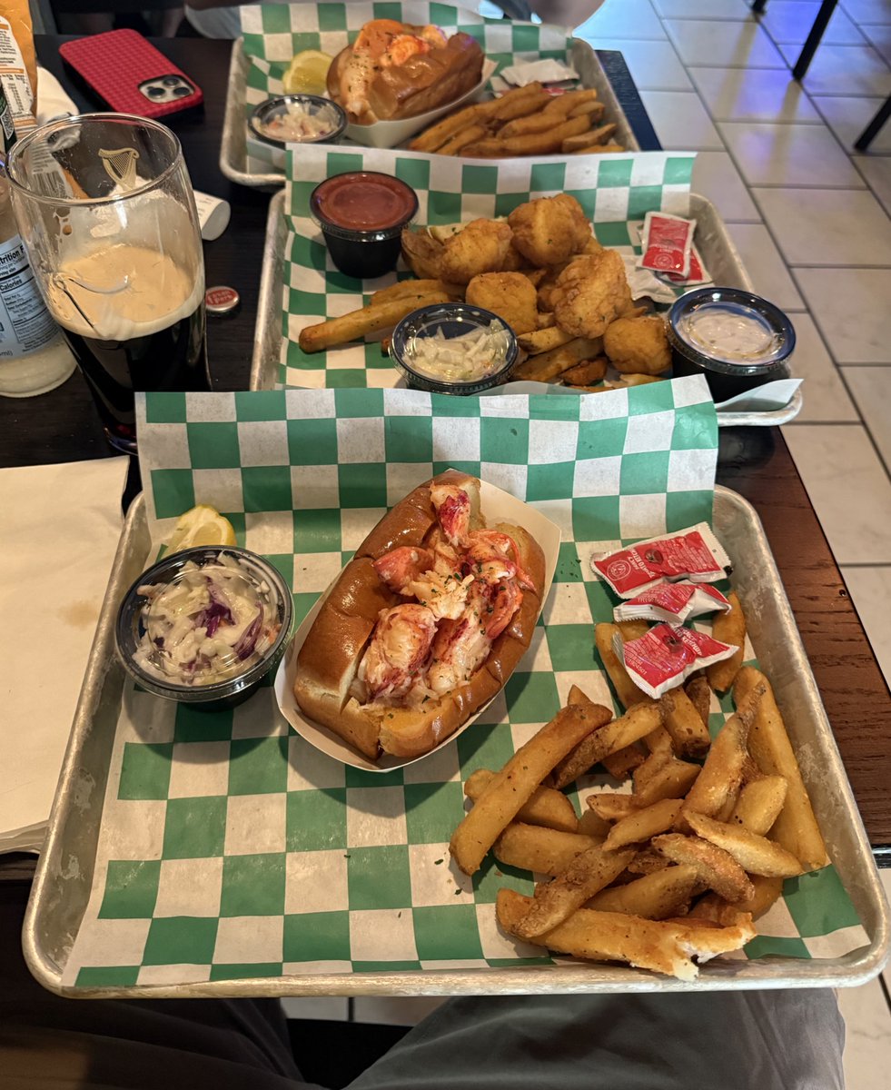 dmad1433's tweet image. Important summer PSA: Cold lobster rolls are a tremendous waste of time and honestly embarrassing. Connecticut style all the way.