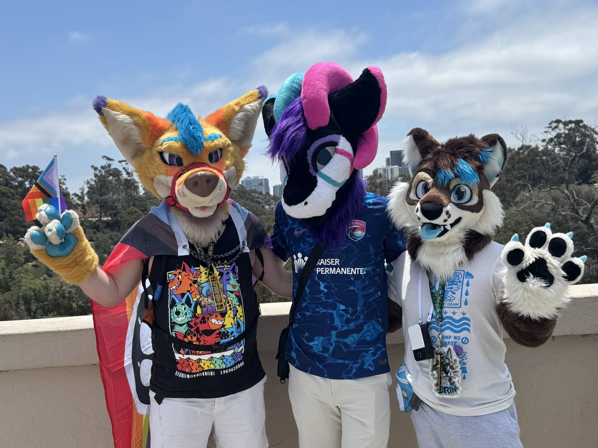 Sealeo65's tweet image. Happy Pride in San Diego 🏳️‍🌈!! 

Was super fun running through the parade!

🪡: @wolf_daz 
📷: @ZiggyDerg 
#sandiegopride