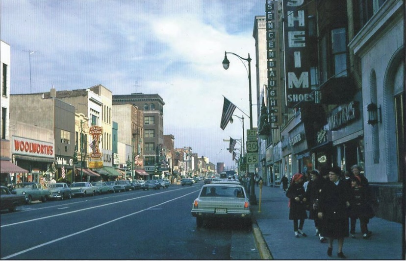 CityofAuroraIL's tweet image. 🏛️ THE HISTORY OF AURORA: BROADWAY 🏛️
In 1966, this is what you would see when looking north on Broadway in the heart of Downtown Aurora!
Photo Credit: Aurora, IL - Then and Now