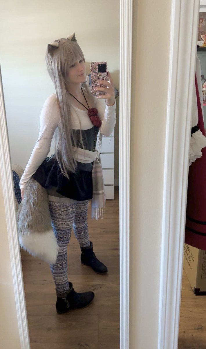 cfzelda's tweet image. My Myuri cosplay! So excited to have the finished look! 🐺
#狼と香辛料 #SpiceAndWolf #Myuri