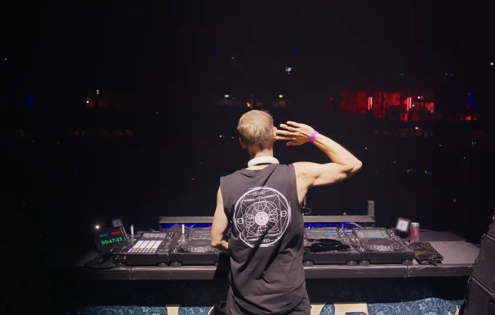 GwQKFZWXQAIJM1u?format=jpg&name=medium What keeps Armin van Buuren's passion burning after decades?