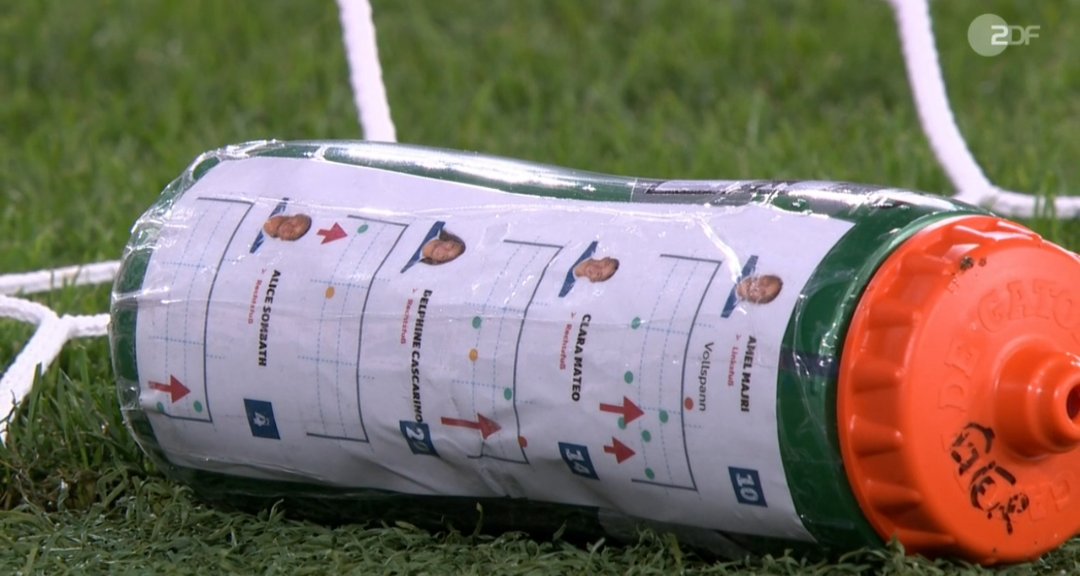 CScharun's tweet image. Wenn wir Europameisterinnen werden, könnte diese Flasche hier den "Jens Lehmann Zettel"-Status erreichen. Was für ein Spiel! Trotz Unterzahl gekämpft wie die Löwinnen und Berger einfach bärenstark im Elfmeterschießen - auf der Linie und vom Punkt!!! ⚽💪 #FRAGER #WEURO2025