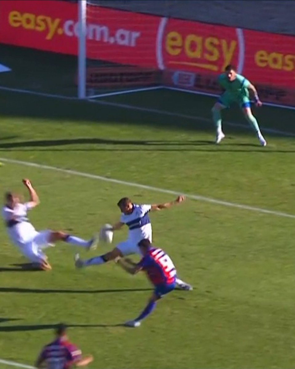 fersenini_'s tweet image. Tienen cositas en común las jugadas, lástima que Lamolina se habrá confundido y se olvidó que el marcador central de Gimnasia no podía tocar la pelota con la mano.
Qué pena, che.