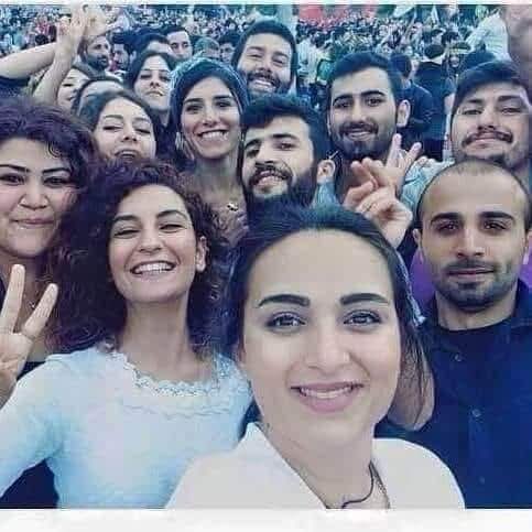 YLMZHUN's tweet image. Düş kuran gençler katledildi. Barışın, kardeşliğin, yeniden inşanın umudunu taşıyan 33 can, Suruç'ta karanlığın hedefi oldu.
Aradan geçen 10 yıla rağmen acımız da, öfkemiz de ilk günkü kadar taze.
Onları unutmadık.
Suruç’ta yitirilen düşler bizim yolumuzu aydınlatmaya devam…