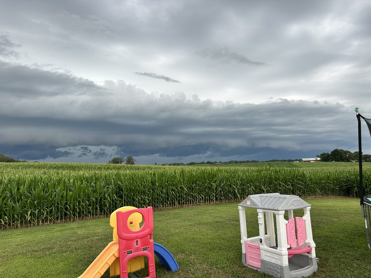 taylorroemer's tweet photo. Storm about to hit Park City #kywx @I65WxSils @Main_Event_Wx @wxornotBG @ChrisAllenSkywx https://t.co/iiQ5r0TwoJ