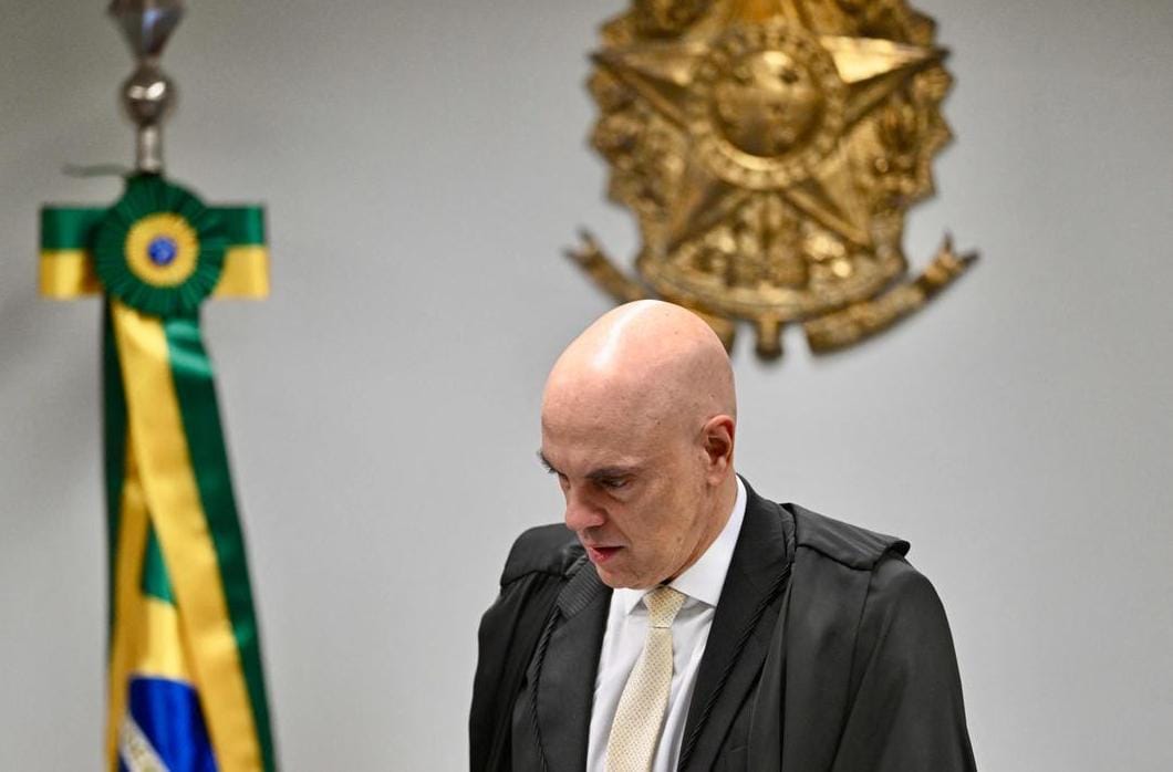 Centrealaune's tweet image. Dosye Brezil-Etazini: Gouvènman ameriken an deside koupe viza Jij Lakou Siprèm peyi Brezil, Alexandre de Moraes samdi 19 jiyè 2025 la, puiske administrasyon an pa dakò ak fason Jij la ap jere dosye ansyen Prezidan Jaïr Bolsonaro a. Prezidan Lula voye solidarite li bay Jij la.