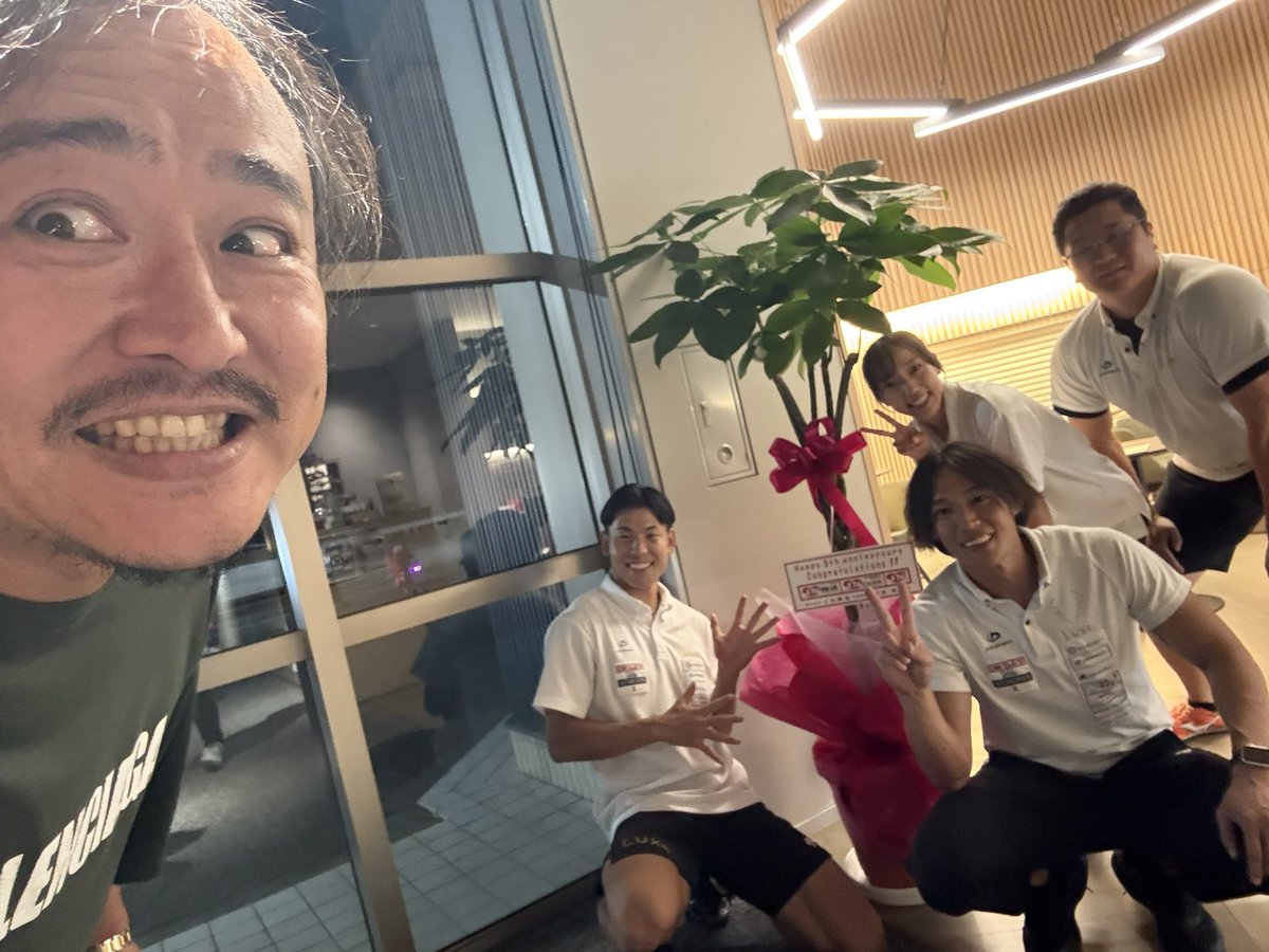asukanagai's tweet photo. 昨晩は #luxe さんの5周年祭に
#WOTT ってなんだか身体をリラックスするやつ体験して来ました
忖度抜きに良い気もするので購入前にレンタル検討中
息子もお世話になってる大岩さん
ダイシン陸上部の皆さん× #JN陸送 #JNCARS #JNTV の #JN陸送グループ で贈らせて貰った根付いてねパキラとハイチーズ📸
石川社長 おめでとうございます×これかも宜しくお願いしまーす😊
