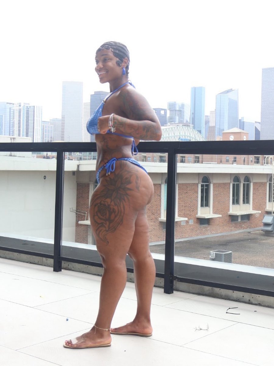 Serving curves and no concerns. 🍑🕶️ #linkinbio
