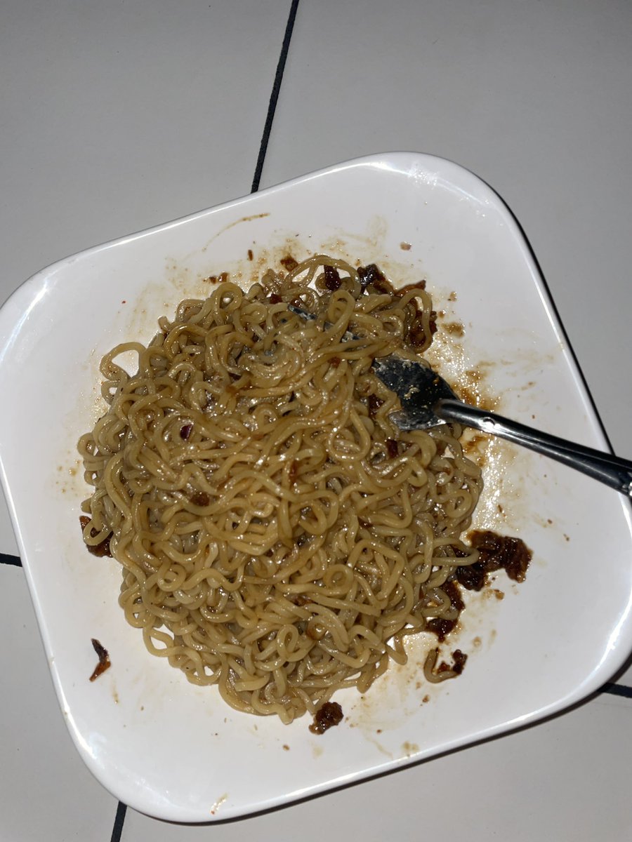 sojoyus's tweet image. gpp kan ya makan mie jam segini?