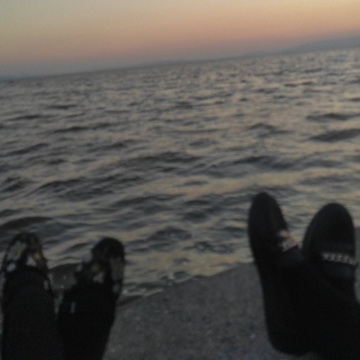 bazı insanlarda 
türk kahvesi 
gün batımı 
deniz kenarı 
hissi vardır
 <a href="/emiiinenuuur/">Emine Nur</a> 🤍