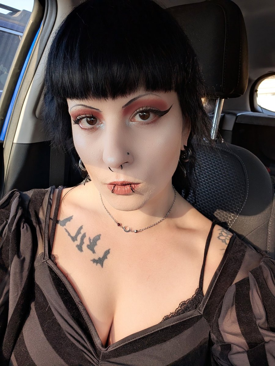 TheInfernalDoll's tweet image. I'm out for Hotpot with a huge group of friends.
Send for our dinner π