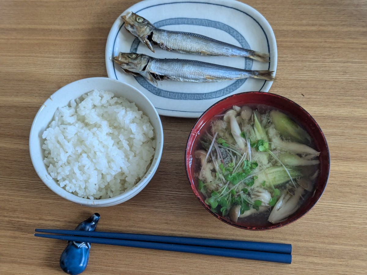 bunta93's tweet image. 朝めし＠実家。慎ましやかに見えるけど、このあとご飯をおかわりして納豆も追加した。満腹になって、本日も気合い入れていきます。