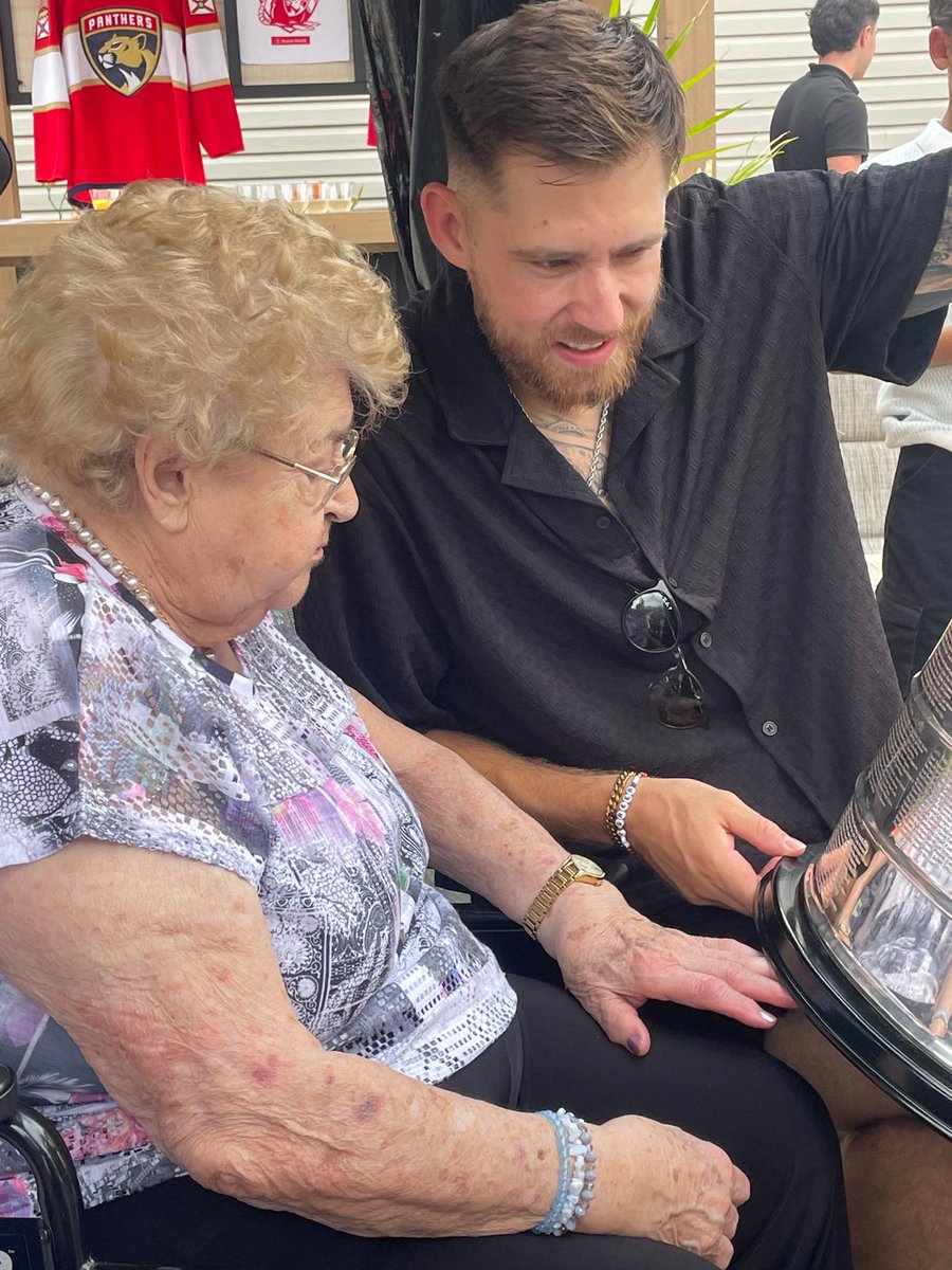 keeperofthecup's tweet image. Showing Grandma the family name on the #stanleycup PRICELESS!
@FlaPanthers @HockeyHallFame @NHL