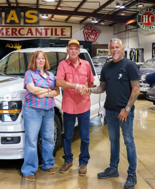 mechincFigure's tweet image. Another life changed w/ the #GasMonkeyGiveaway 🛞💸 Larry and Tiffany W. just came by the shop to pick up their 800HP+ Single Cab F-150! We’ve given away tons of cars, but this time, it was truly something special.
🚨 GMG#23 Blackwing Winner announced SOON!