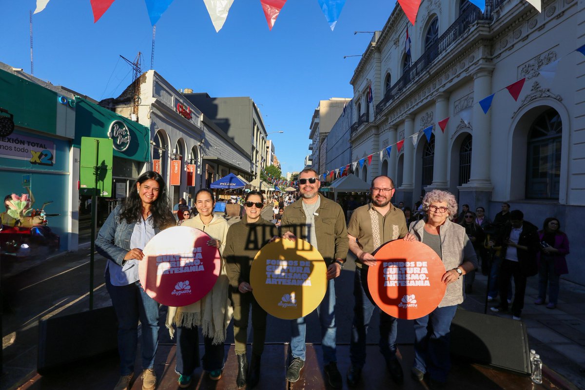 El Gobierno Nacional lanzó hoy la convocatoria “Fondos para la Cultura, el Turismo y la Artesanía 2025 – Edición Atyguasu”, orientada a apoyar proyectos que promuevan la cultura local, la gastronomía paraguaya y la artesanía del país.

👉 Toda la info: bit.ly/4lWIjia