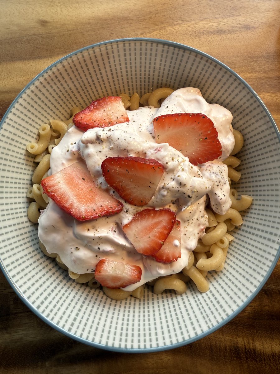 etiennefd's tweet image. I have like 6 ingredients in my kitchen but it was enough to spontaneously decide to make the recently viral Polish dish, pasta with strawberry (makaron z truskawkami)! it's actually pretty good!