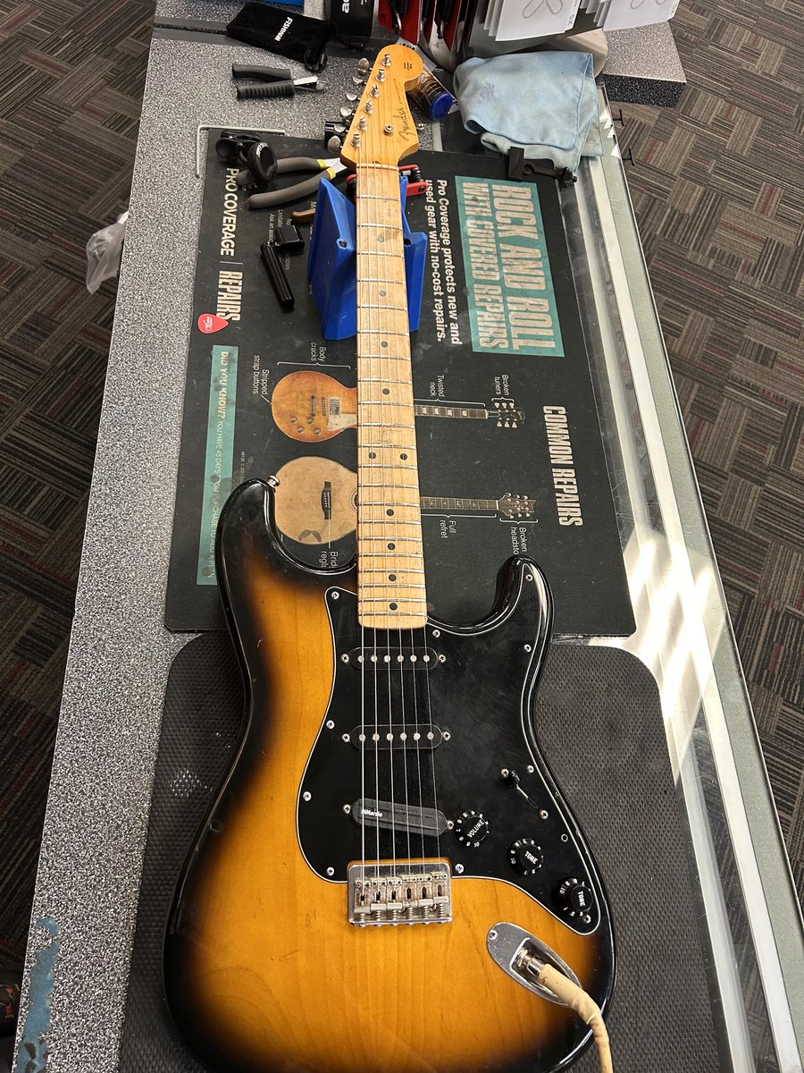 🎸 Guitar Spotlight: Dale’s Fender Stratocaster 🎸
#FlyByRadio #GuitarSpotlight #FenderStratocaster #StratLife #GuitarGear #GuitaristLife #LiveMusic #RoadStories #GuitarCollection #MusiciansLife #FenderLove #GuitarLegend #GuitarPlayer #GuitarTone #RockNRollLife #BehindTheMusic