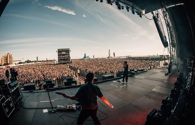 📝| He’s carved out his own space — just far enough from One Direction to be free, just close enough to still honour what it gave him. He’s not trying to escape his past. He’s just moving through it at his own pace, pint in hand.

— Dork Magazine about Louis Tomlinson.