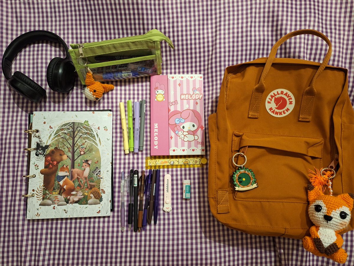 wisteriareading's tweet image. meu material desse semestre da facul ✨️