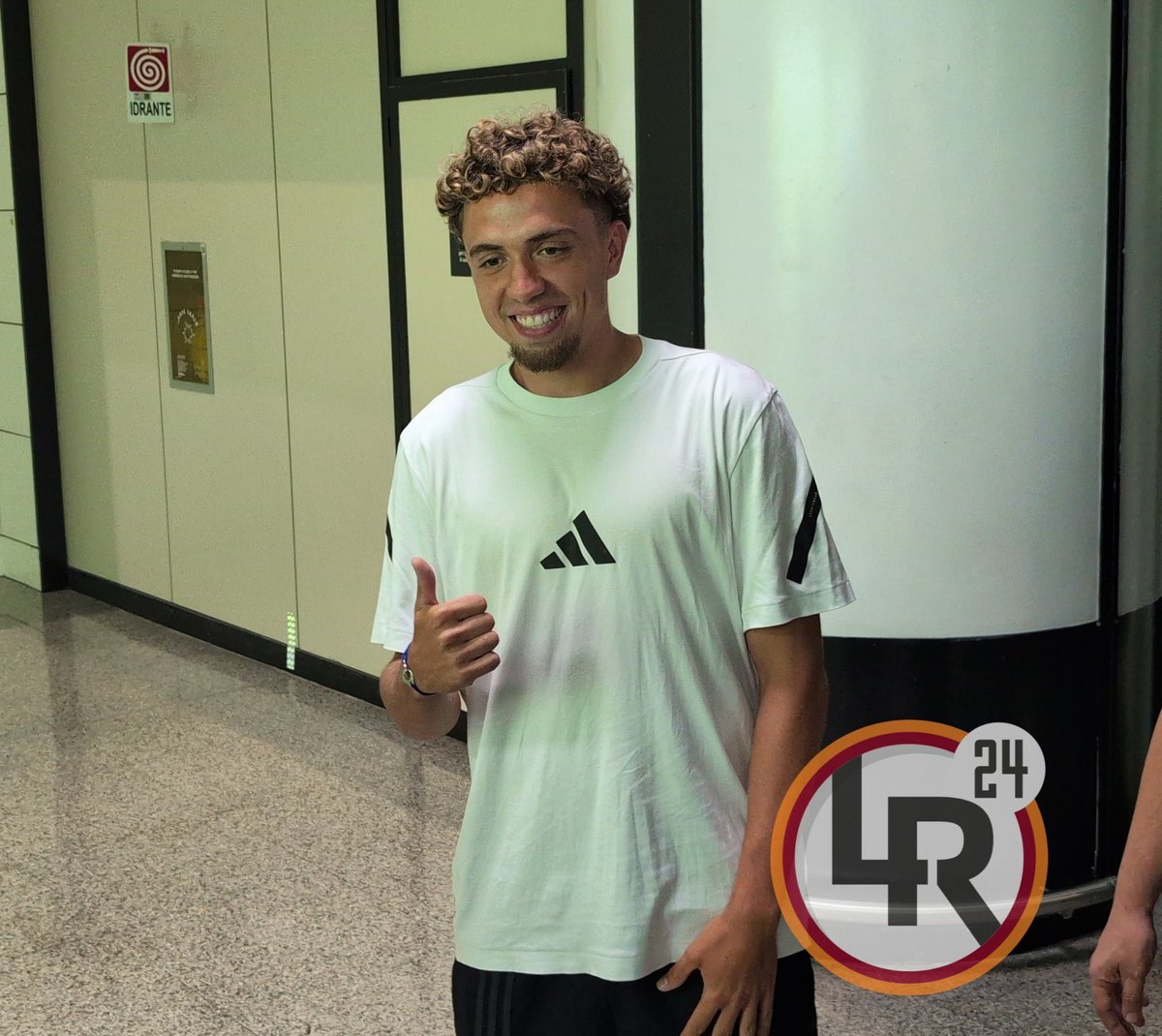 onzedatlas's tweet image. Arrivée d’El Aynaoui à Rome… pour sa visite médical!