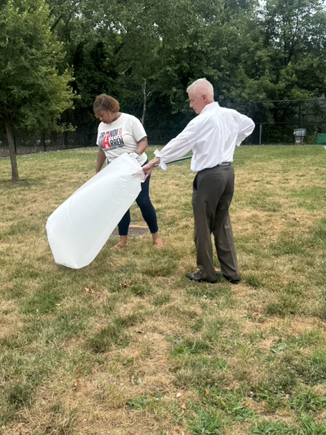 jim_mcgreevey's tweet image. Brandi and I had a great time at Café Lafayette’s Summer Party before heading over to support the “Clean Up Club’s” cleanup at Bayside Park.
Brandi was the real trooper—while I had additional commitments, she stayed and brought her signature healthy energy and strong work ethic…